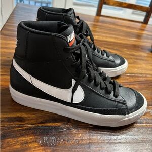 Nike Men's Black and White Sneakers